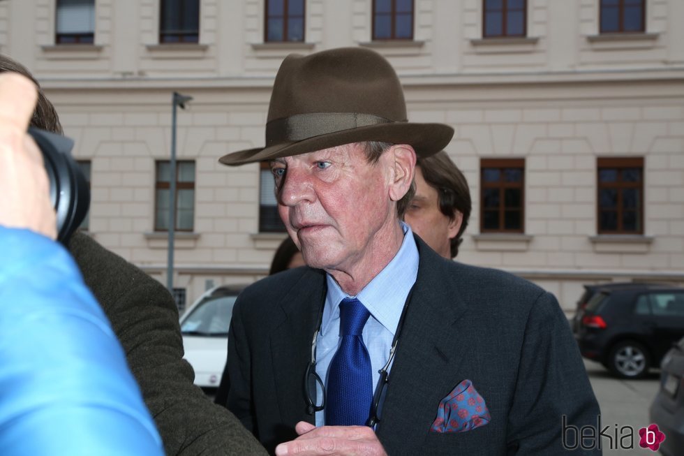 Ernesto de Hannover a la salida de su juicio en Austria
