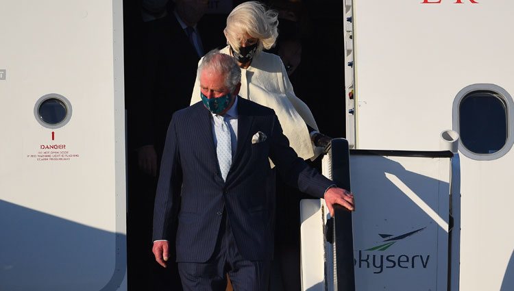 El Príncipe Carlos y Camilla Parker a su llegada a Grecia para celebrar el bicentenario de la Independencia de Grecia