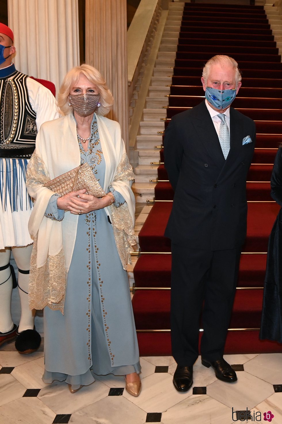 El Príncipe Carlos y Camilla Parker en la cena de Estado con motivo de su visita a Grecia para celebrar el bicentenario de la Independencia de Grecia