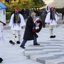 El Príncipe Carlos deposita una ofrenda floral en la celebración del bicentenario de la Independencia de Grecia