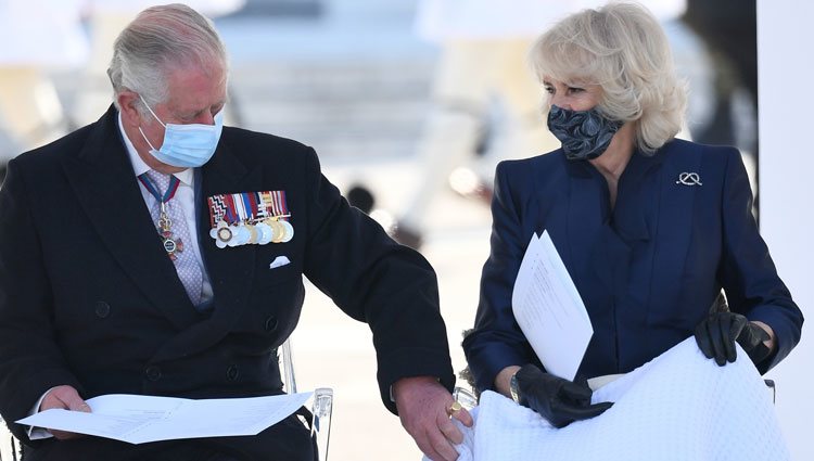 El Príncipe Carlos, muy atento con Camilla Parker en la celebración del bicentenario de la Independencia de Grecia