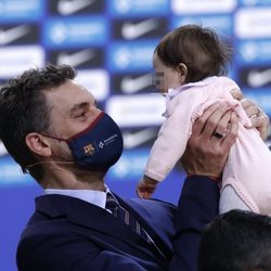 Pau Gasol en su presentación del FC. Barcelona de Baloncesto con su hija en brazos