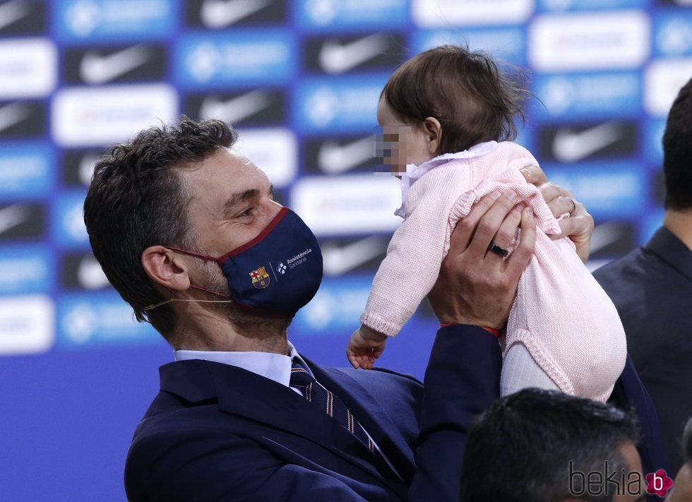 Pau Gasol en su presentación del FC. Barcelona de Baloncesto con su hija en brazos