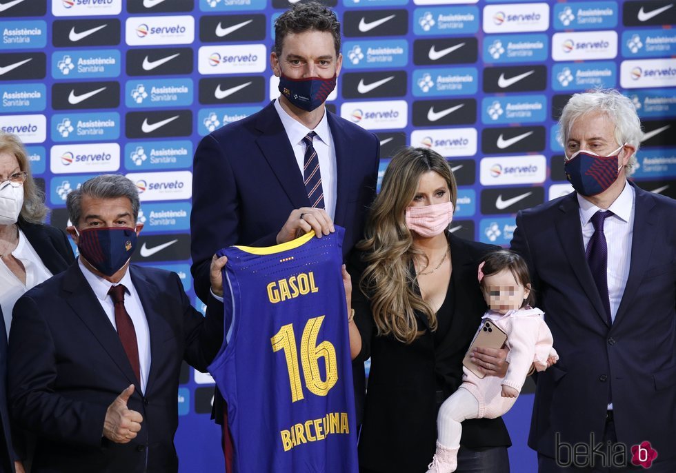 Pau Gasol con su mujer y su hija en su presentación del FC. Barcelona de Baloncesto