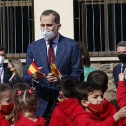 El Rey Felipe con unos niños durante su Viaje de Estado a Andorra