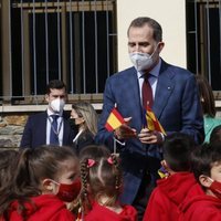 El Rey Felipe con unos niños durante su Viaje de Estado a Andorra