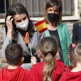 La Reina Letizia con unos niños durante su Viaje de Estado a Andorra