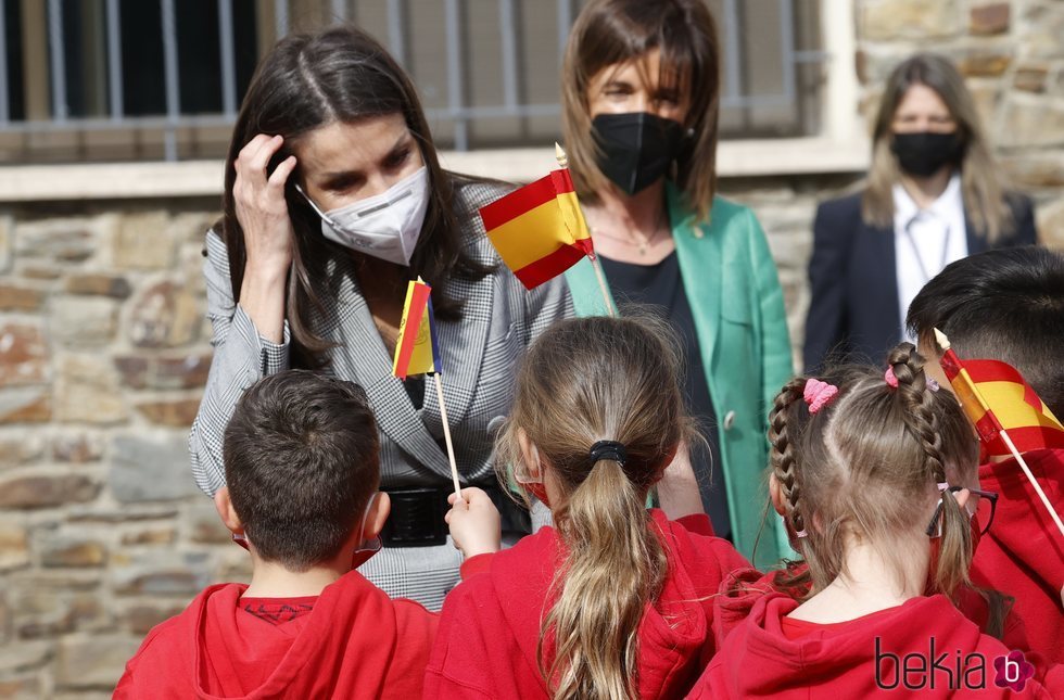 La Reina Letizia con unos niños durante su Viaje de Estado a Andorra