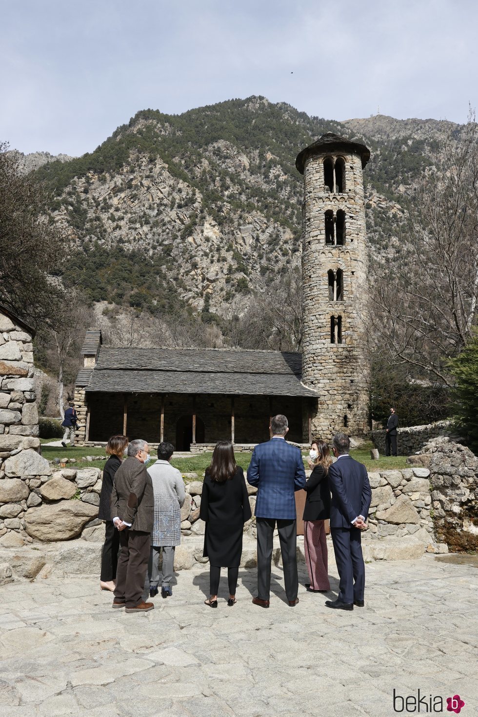 Los Reyes Felipe y Letizia admiran la Iglesia de Santa Coloma durante su Viaje de Estado a Andorra