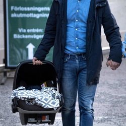 Carlos Felipe de Suecia con su tercer hijo en el día de su nacimiento