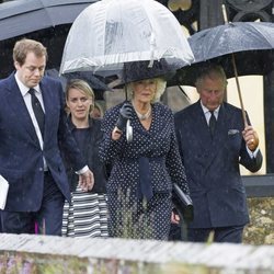 Camilla Parker con sus hijos Tom Parker Bowles y Laura Lopes y el Príncipe Carlos en el funeral de Mark Shand