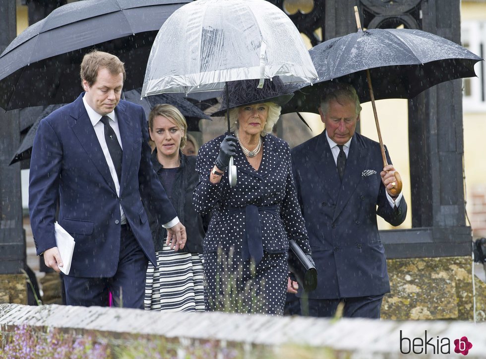 Camilla Parker con sus hijos Tom Parker Bowles y Laura Lopes y el Príncipe Carlos en el funeral de Mark Shand