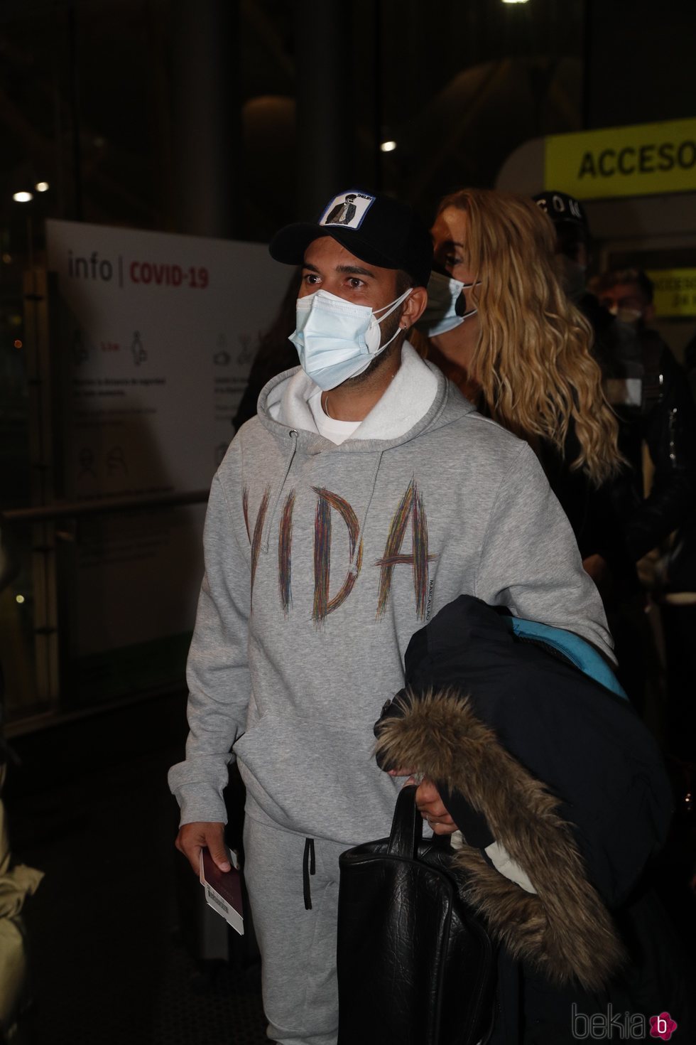 Omar Sánchez en el aeropuerto de Madrid para irse a 'Supervivientes 2021'