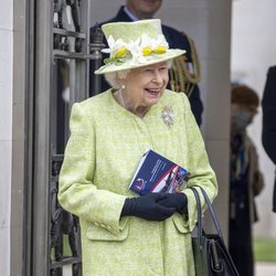 La Reina Isabel muy sonriente en su primer acto oficial de 2021
