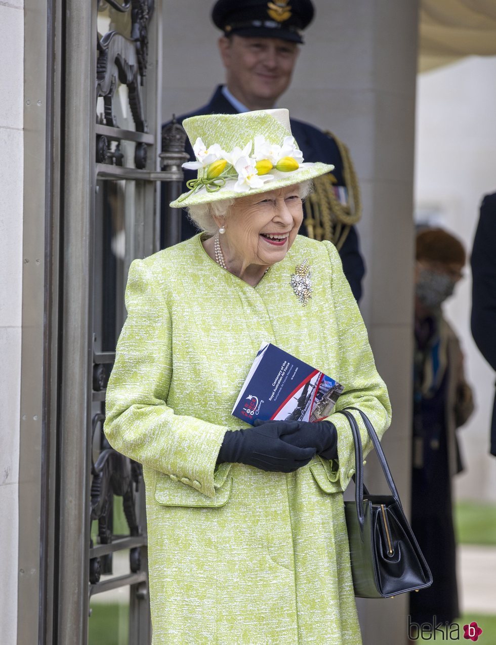La Reina Isabel muy sonriente en su primer acto oficial de 2021