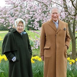 El Príncipe Carlos visitando a la Reina Isabel en el Castillo de Windsor por Pascua