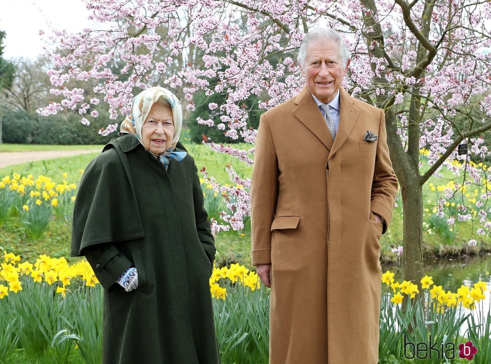 El Príncipe Carlos visitando a la Reina Isabel en el Castillo de Windsor por Pascua