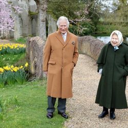 La Reina Isabel y el Príncipe Carlos paseando por Frogmore House en Windsor