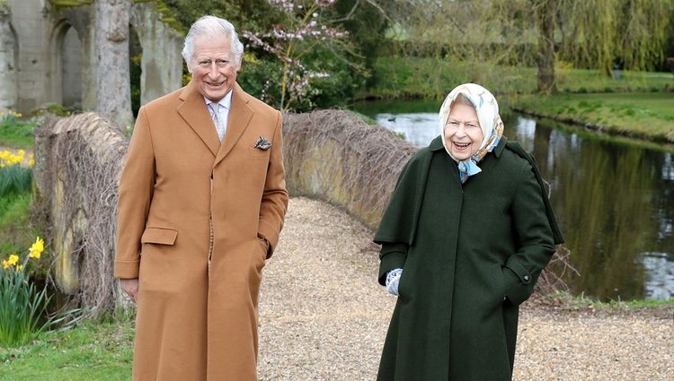 La Reina Isabel y el Príncipe Carlos paseando por Frogmore House en Windsor