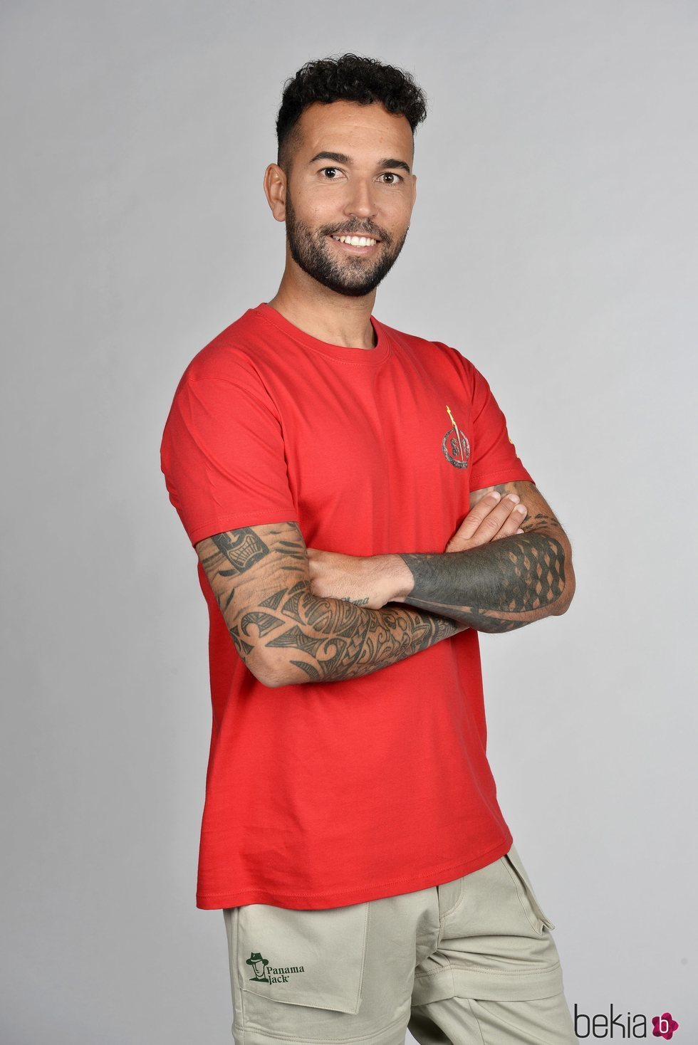 Omar Sánchez posando en la foto oficial de 'Supervivientes 2021'