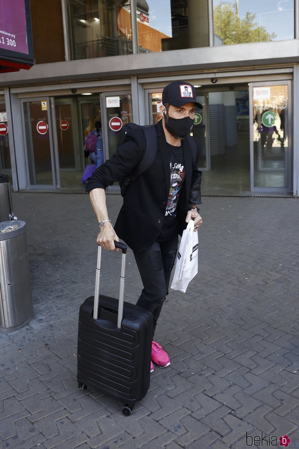 Antonio David Flores, maleta en mano en la estación de Atocha