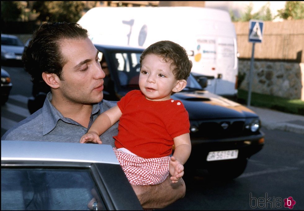 Antonio David Flores con su hijo David en el año 2000