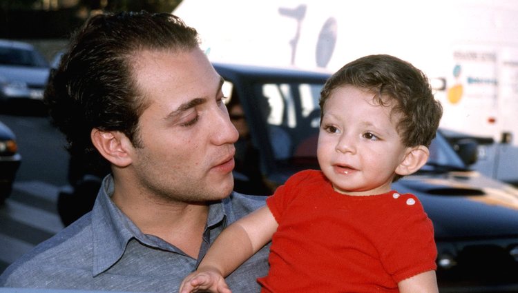 Antonio David Flores con su hijo David en el año 2000