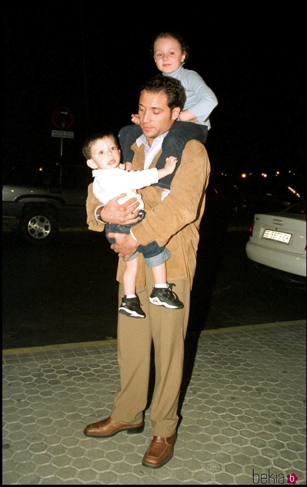Antonio David Flores con sus hijos Rocío y David Flores en el año 2001