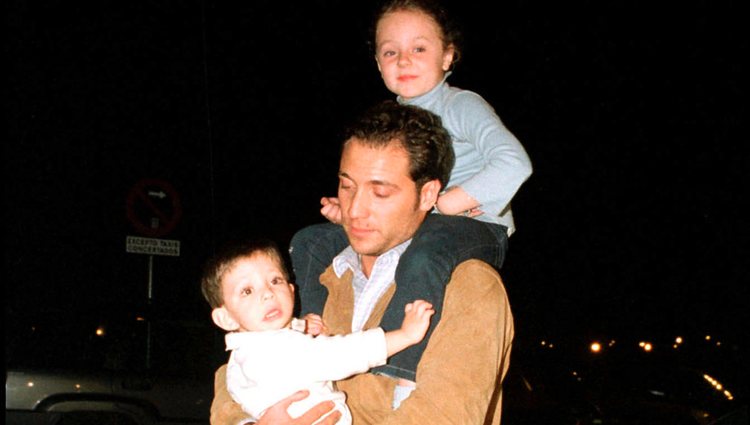 Antonio David Flores con sus hijos Rocío y David Flores en el año 2001