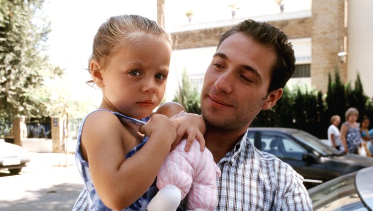 Antonio David Flores con su hija Rocío Flores en el año 1999