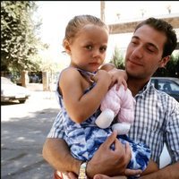 Antonio David Flores con su hija Rocío Flores en el año 1999