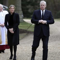 La Condesa de Wessex y el Príncipe Andrés en una misa en memoria del Duque de Edimburgo