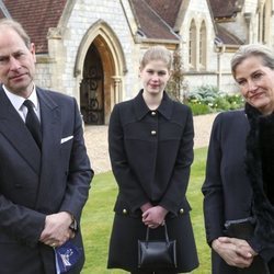 Los Condes de Wessex con su hija Lady Louise en una misa en memoria del Duque de Edimburgo