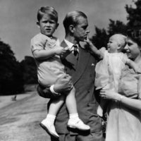 La Reina Isabel y el Duque de Edimburgo con sus hijos los Príncipes Carlos y Ana durante su infancia