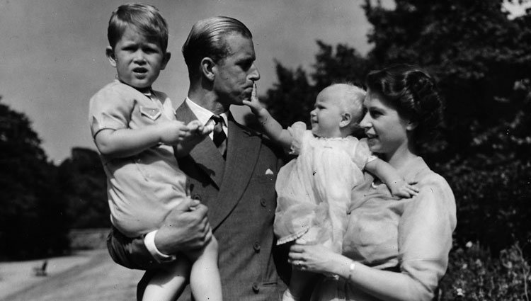 La Reina Isabel y el Duque de Edimburgo con sus hijos los Príncipes Carlos y Ana durante su infancia