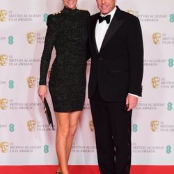 Hugh Grant y Anna Eberstein en los BAFTA 2021