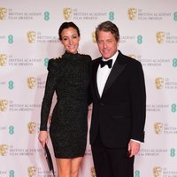 Hugh Grant y Anna Eberstein en los BAFTA 2021
