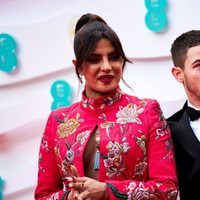 Nick Jonas y Priyanka Chopra en la alfombra roja de los BAFTA 2021