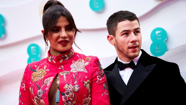 Nick Jonas y Priyanka Chopra en la alfombra roja de los BAFTA 2021