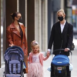 Karlie Kloss junto a Irina Shayk paseando por primera vez paseando por Nueva York tras ser madre