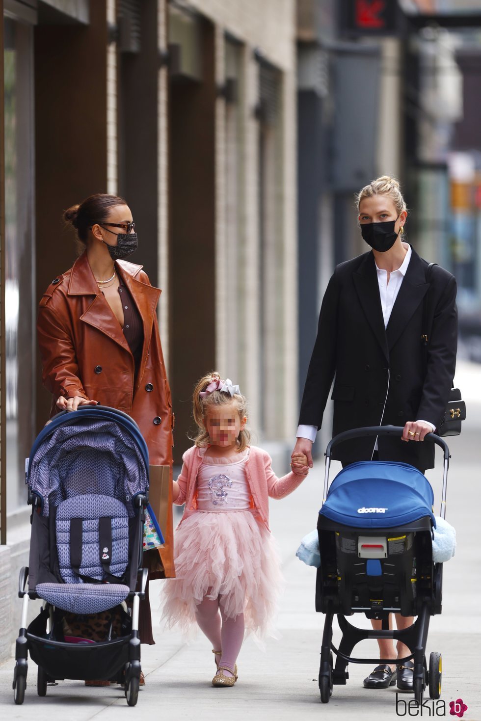 Karlie Kloss junto a Irina Shayk paseando por primera vez paseando por Nueva York tras ser madre