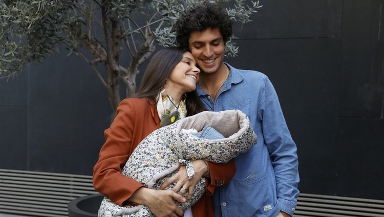 María García de Jaime y Tomás Páramo, felices con su hija Catalina en su salida del hospital