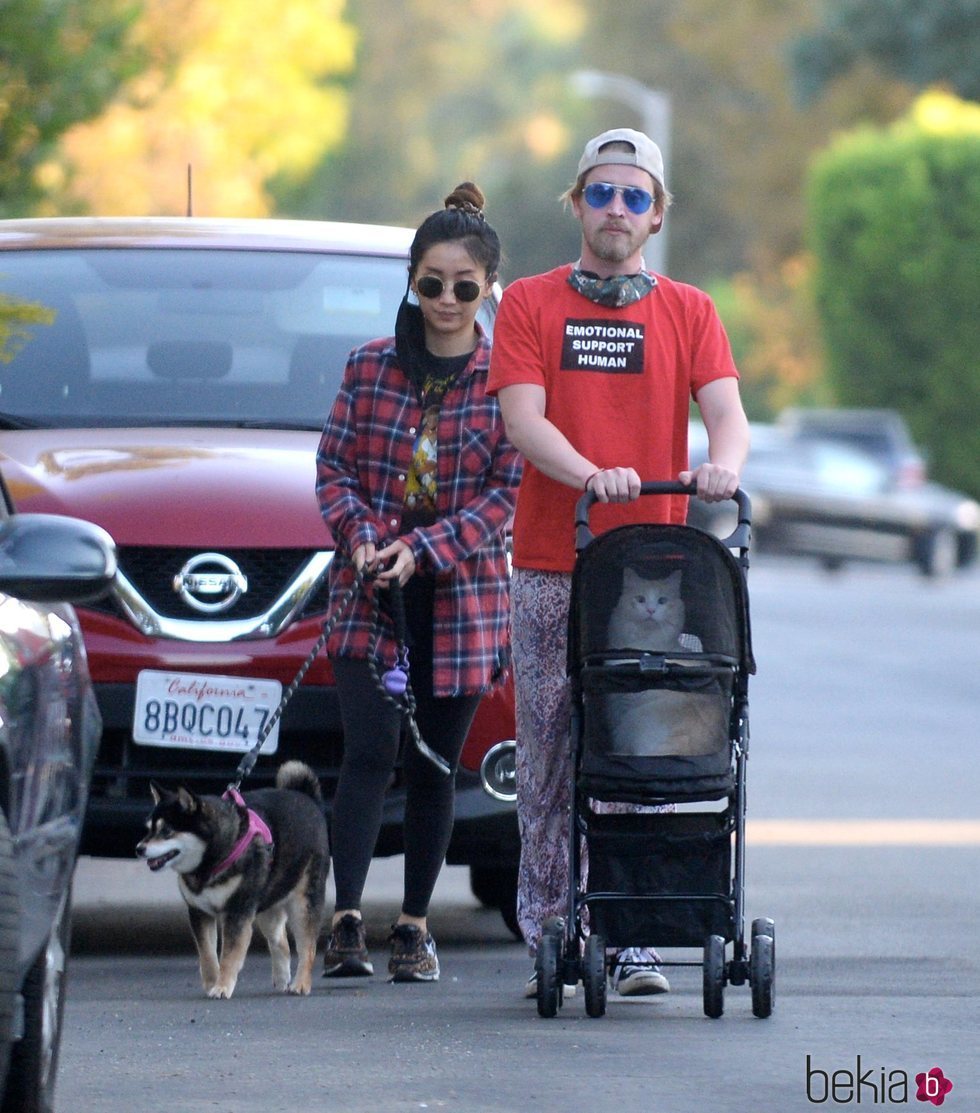 Macaulay Culkin y Brenda Song paseando a su perro y su gato