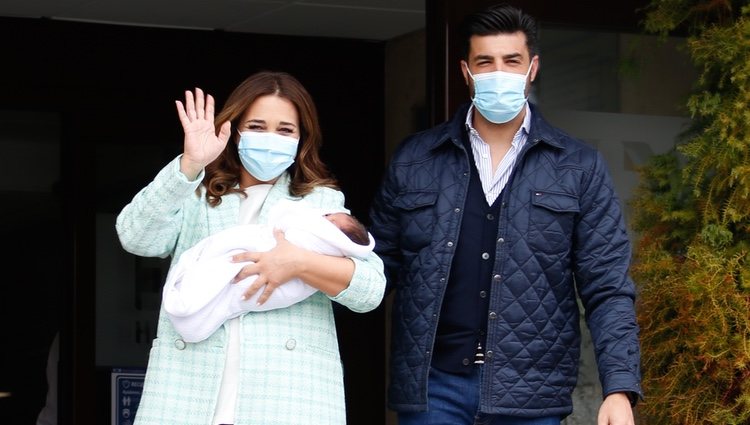 Paula Echevarría y Miguel Torres presentan a su hijo Miguel Junior en su salida del hospital
