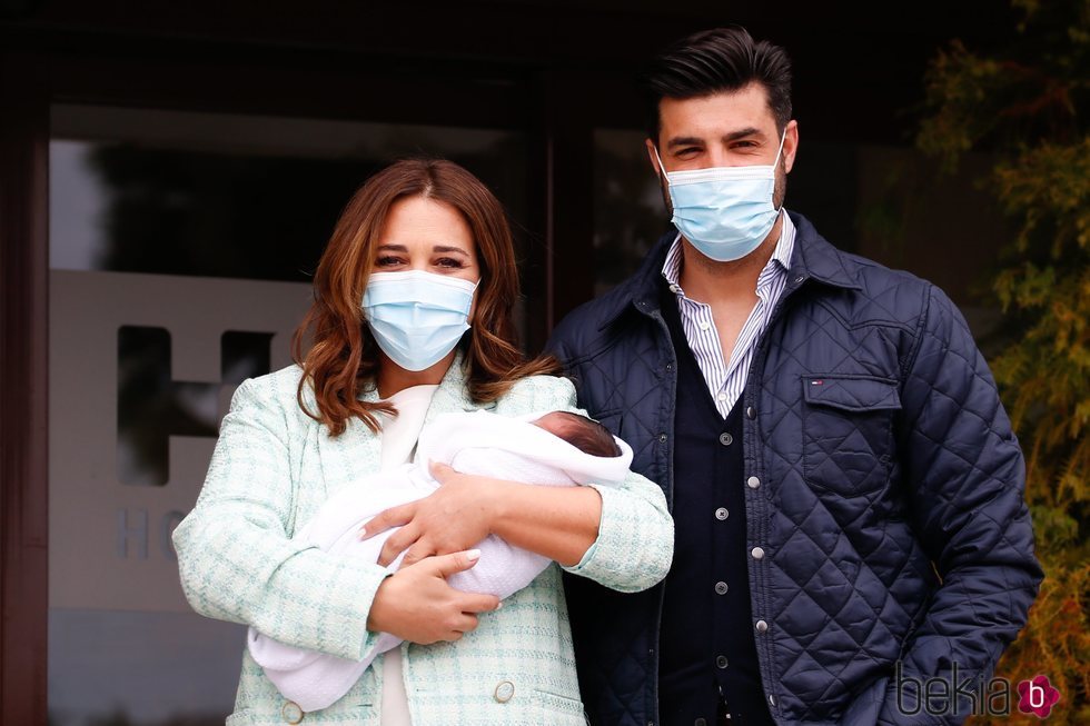 Miguel Torres y Paula Echevarría presentan a su hijo Miguel Junior en su salida del hospital