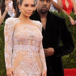 Kim Kardashian y Kanye West en la Gala del MET 2015