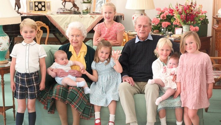La Reina Isabel y el Duque de Edimburgo junto a siete de sus bisnietos