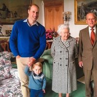 El Príncipe Guillermo y Kate Middleton con la Reina Isabel, el Duque de Edimburgo y dos de sus bisnietos