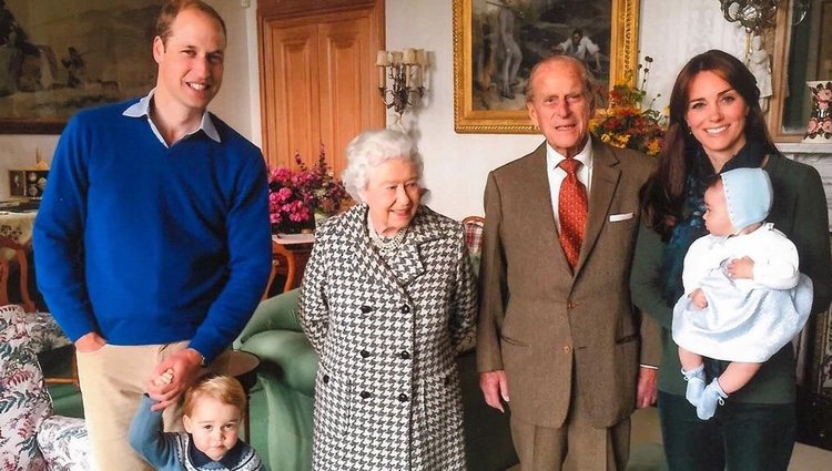 El Príncipe Guillermo y Kate Middleton con la Reina Isabel, el Duque de Edimburgo y dos de sus bisnietos