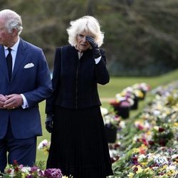 El Príncipe Carlos y Camilla Parker contemplan los tributos hacia el Duque de Edimburgo